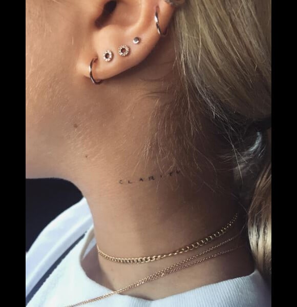 Le tatouage "C L A R I T Y" de Sofia Richie. Novembre 2016.