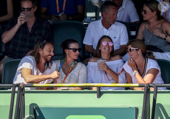 Bob Sinclar, sa femme Ingrid et Mirka (Miroslava) Vavrinec-Federer dans les tribunes lors du Master 1000 de Miami à Key Biscayne, Floride, Etats-Unis, le 27 mars 2017.