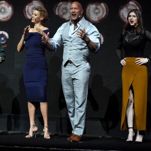 Zac Efron, Jon Bass, Kelly Rohrbach, Dwayne Johnson et Alexandra Daddario au CinemaCon 2017 à Las Vegas, le 28 mars 2017.