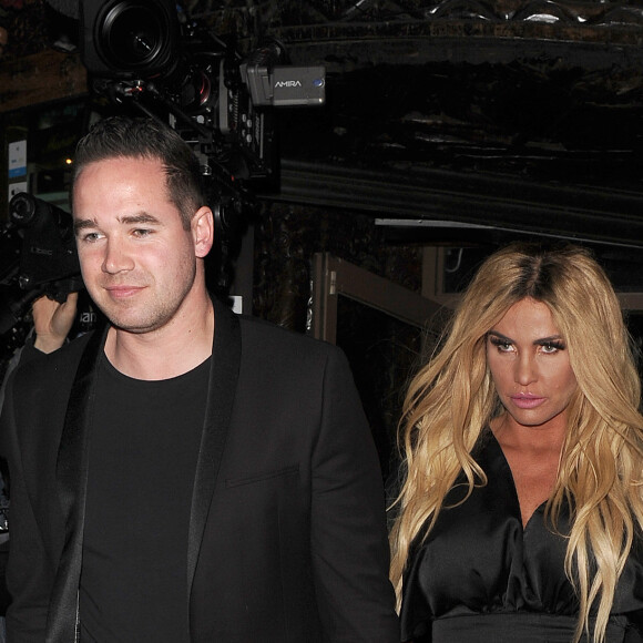 Katie Price fête l'anniversaire de son mari Kieran Hayler au restaurant Gilgamesh à Londres. Katie offre à son mari une magnifique voiture de sport avec son nom inscrit sur la plaque d’immatriculation! Le 18 mars 2017