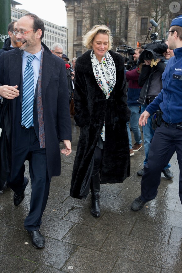 Delphine Boël et son avocat Maître Marc Uyttendaele arrivant devant la 12e chambre du tribunal civil de Bruxelles pour une procédure en contestation de paternité de Jacques Boël, son père légal, et une procédure en reconnaissance de paternité du roi Albert II de Belgique le 21 février 2017.