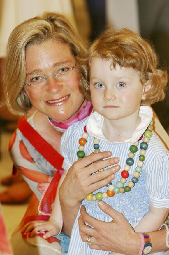 Delphine Boël avec sa fille Josephine en 2006 à une exposition à Ostende, en Belgique. © Peter Maenhoudt/Reporters/ABACAPRESS.COM