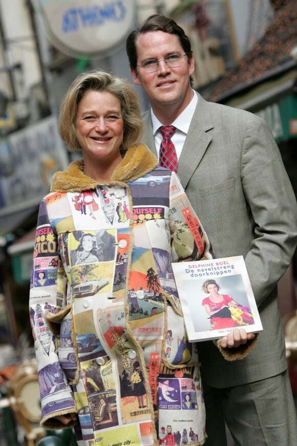 Delphine Boël avec son compagnon James O'Hare en avril 2008 lors de la présentation de son livre Couper le cordon, à propos de la paternité du roi Albert II de Belgique.