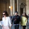 Victoria Beckham, son fils Brooklyn (le bras gauche en écharpe) et Sonia Ben Ammar à la sortie du Louvre à Paris. Le 11 mars 2017