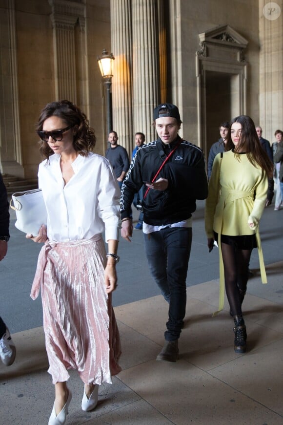 Victoria Beckham, son fils Brooklyn (le bras gauche en écharpe) et Sonia Ben Ammar à la sortie du Louvre à Paris. Le 11 mars 2017