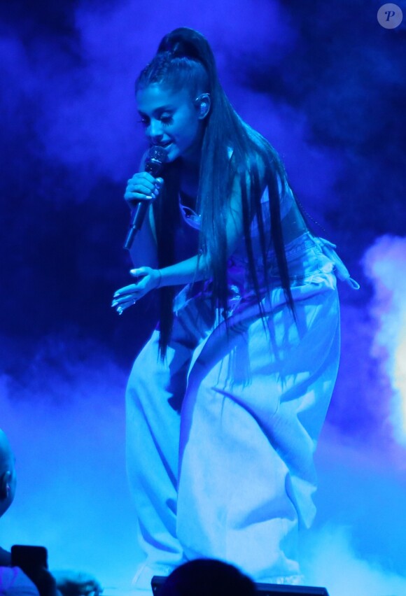Exclusif - Ariana Grande fait tomber son micro en plein concert à Vancouver Le 24 Mars 2017