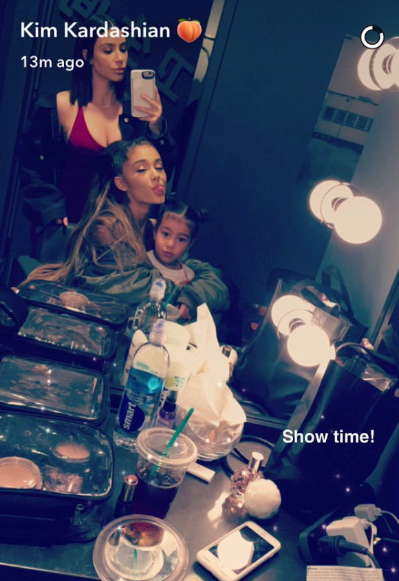 Kim Kardashian et sa fille North West dans les coulisses du concert d'Ariana Grande à Los Angeles le 31 mars 2017