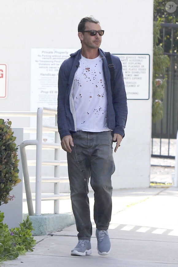 Gavin Rossdale à la sortie d'un Starbucks à Studio City. Gavin a coloré ses cheveux brun et blond et porte un t-shirt troué! Le 25 février 2017