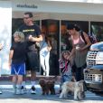Exclusif - Gavin Rossdale emmène ses enfants Kingston, Zuma et Apollo manger une glace à Los Angeles, le 2 octobre 2016