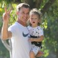 Exclusif - Gavin Rossdale s'amuse et joue à cache-cache avec son fils Apollo dans un parc à Los Angeles, le 19 septembre 2016