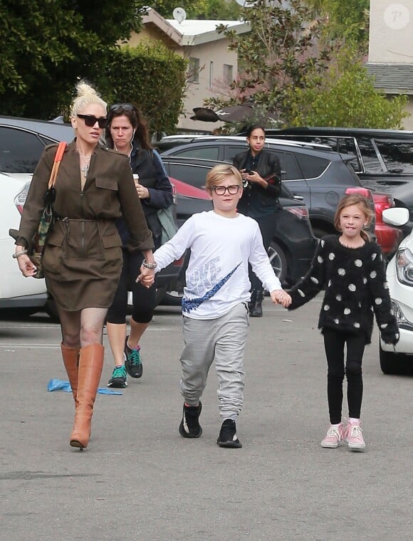Gwen Stefani fait du shopping avec son fils Kingston Rossdale et une amie chez Whole Foods à Studio City, le 5 mars 2017