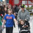 Gwen Stefani s'amuse avec ses enfants Kingston, Zuma et Apollo dans une fête foraine à Valencia en Californie, le 4 mars 2017