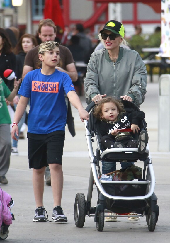 Gwen Stefani s'amuse avec ses enfants Kingston, Zuma et Apollo dans une fête foraine à Valencia en Californie, le 4 mars 2017