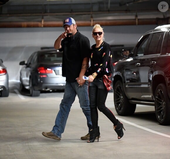 Exclusif - Gwen Stefani et son compagnon Blake Shelton se promènent à Los Angeles. Ils sont actuellement en pleine préparation de leur mariage. Los Angeles, le 16 novembre 2016.