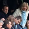 Jacques-Henri Eyraud (président de l'OM), Emmanuel Macron et sa femme Brigitte (aux couleurs de l'OM) et Kad Merad. Après son meeting au Parc Chanot, Emmanuel Macron et sa femme Brigitte ont assisté au match de Ligue 1 "OM - Dijon" au stade Vélodrome à Marseille, le 1er avril 2017. © Dominique Jacovides/Bestimage