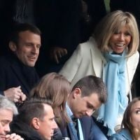 Emmanuel Macron vibre pour l'Olympique de Marseille, Brigitte à ses côtés