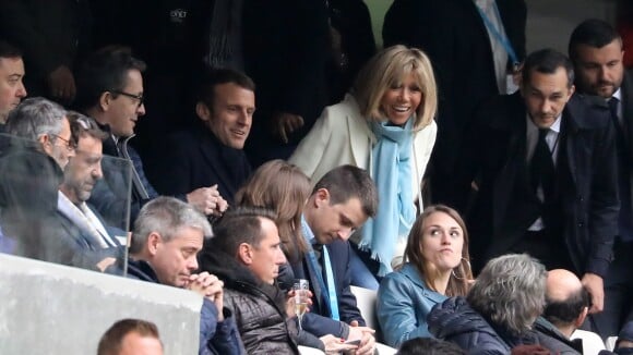 Emmanuel Macron vibre pour l'Olympique de Marseille, Brigitte à ses côtés