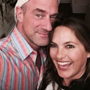 Mariska Hargitay retrouve avec tendresse Chris Meloni pour son 56e anniversaire. Photo postée sur Twitter le 2 avril 2017.