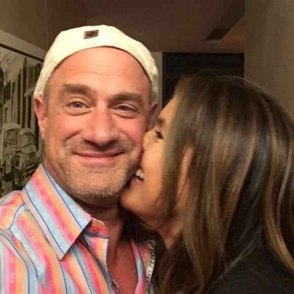 Mariska Hargitay retrouve avec tendresse Chris Meloni pour son 56e anniversaire. Photo postée sur Twitter le 2 avril 2017.