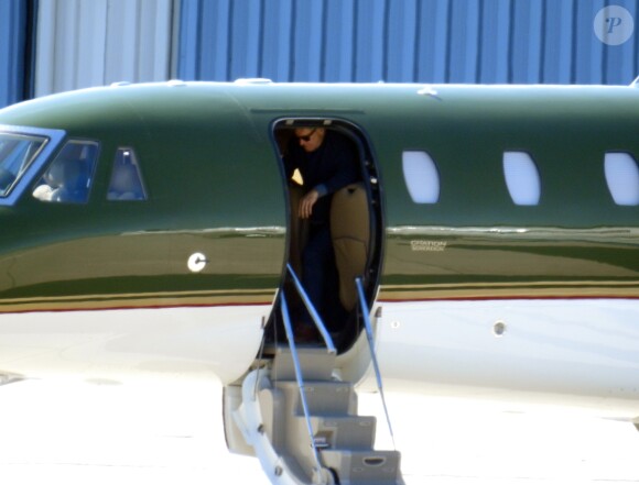 Exclusif- Harrison Ford monte dans un avion privé avec sa femme Calista Flockhart et le fis ( Liam) de celle-ci à Santa Monica Le 25 mars 2017