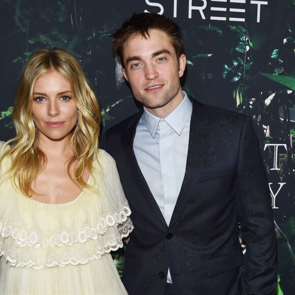 Sienna Miller et Robert Pattinson lors de la première de The Lost City of Z aux ArcLight Cinemas Hollywood, Los Angeles, le 5 avril 2017.