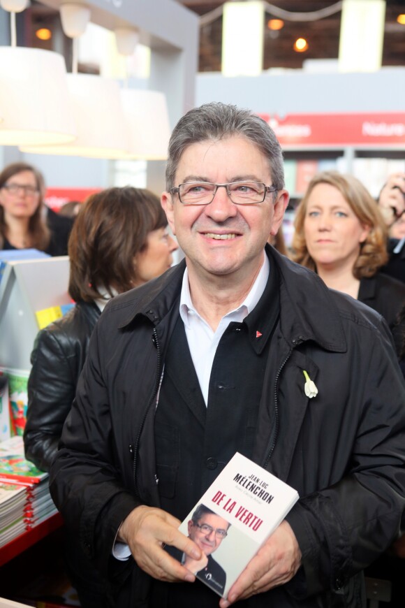 Jean-Luc Mélenchon (candidat à l'élection présidentielle) dédicace son livre "De la vertu" lors de la 37ème édition du Salon du Livre à Paris le 24 mars 2017. © CVS/Bestimage