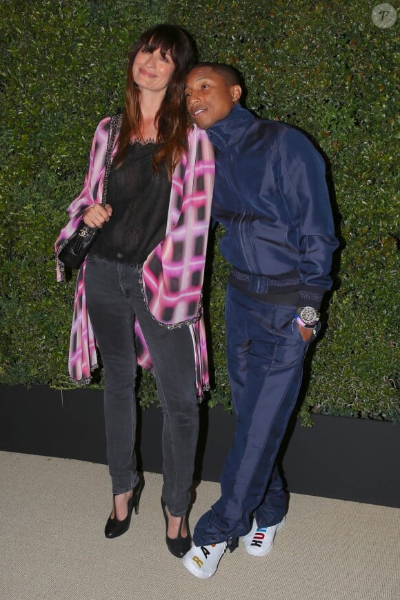 Caroline de Maigret et Pharrell Williams assistent au dîner de lancement de la collection de sac "Gabrielle" de Chanel au restaurant Giorgio Baldi. Santa Monica, le 6 avril 2017.