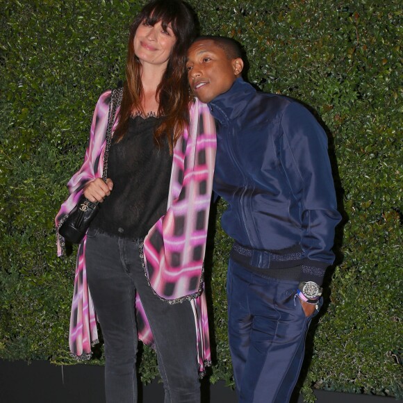 Caroline de Maigret et Pharrell Williams assistent au dîner de lancement de la collection de sac "Gabrielle" de Chanel au restaurant Giorgio Baldi. Santa Monica, le 6 avril 2017.