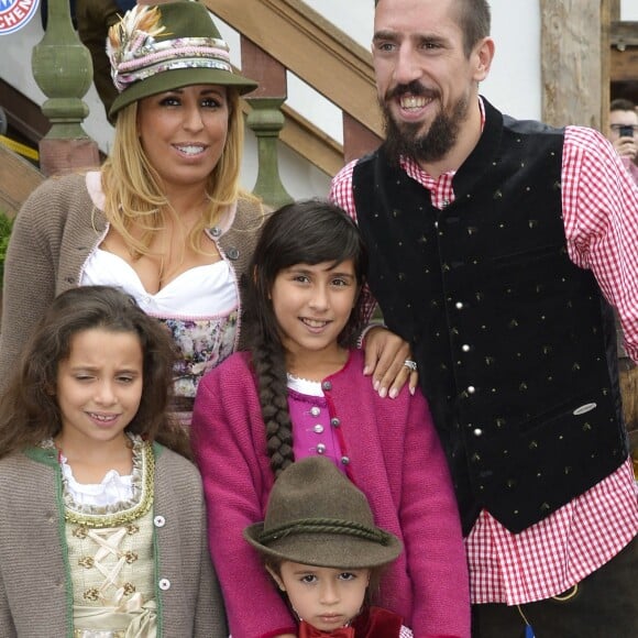 Franck Ribery célèbre la fête de la bière "Oktoberfest" avec sa femme Wahiba et ses enfants Salif, Shakinez et Hizya à Munich en Allemagne le 5 octobre 2014.