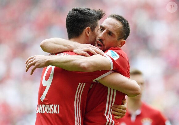 Franck Ribéry et Robert Lewandowski lors du match de Bayern de Munich contre le FC Augsburg à l'Allianz Arena le 1er avril 2017.