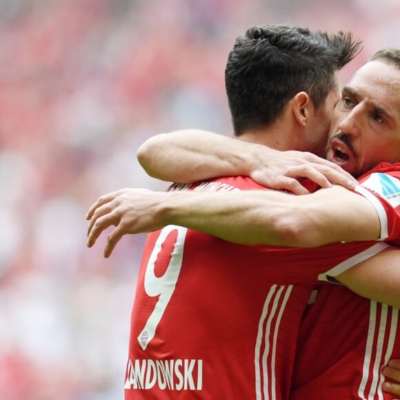 Franck Ribéry et Robert Lewandowski lors du match de Bayern de Munich contre le FC Augsburg à l'Allianz Arena le 1er avril 2017.