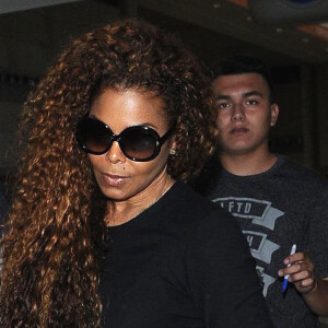 Janet Jackson prend un vol à l'aéroport de Los Angeles, le 17 juin 2015.
