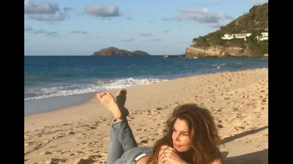 Cindy Crawford : Topless à la plage, l'icône mode régale ses fans