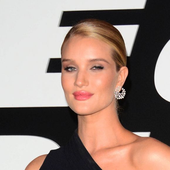 Rosie Huntington Whiteley (robe Brandon Maxwell) à la première du film 'Fate Of The Furious' à New York, le 8 avril 2017