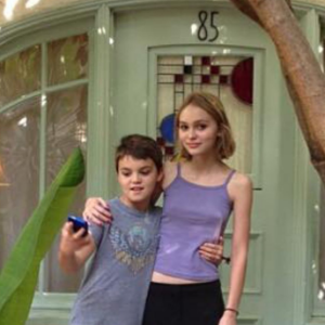 Lily-Rose Melody Depp avec son petit frère Jack John Christopher.