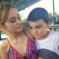 Lily-Rose Depp fête avec humour les 15 ans de son petit frère Jack, "le roi"