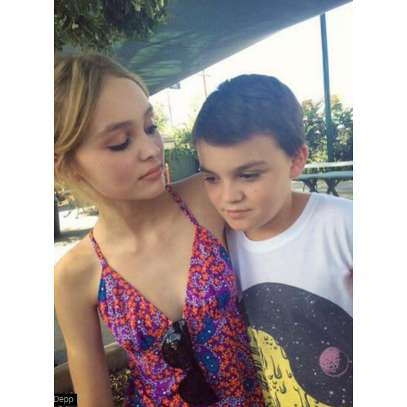 Lily-Rose Melody Depp avec son petit frère Jack John Christopher.