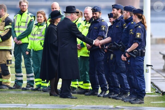 La reine Silvia et le roi Carl Gustav de Suède - La famille royale de Suède remercie les services de secours et les services de sécurité, après la minute de silence devant l'Hôtel de Ville en hommage aux victimes de l'attentat de Stockholm, qui a fait 4 morts et 15 blessés. Le 10 avril 2017