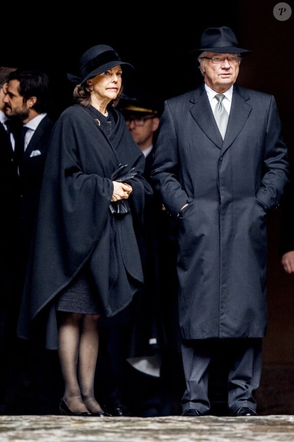 La reine Silvia et le roi Carl Gustav de Suède - La famille royale de Suède à la sortie l'Hôtel de Ville après la minute de silence en hommage aux victimes de l'attentat de Stockholm, qui a fait 4 morts et 15 blessés. Le 10 avril 2017
