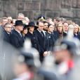 Le roi Carl Gustav, la reine Silvia, la princesse Victoria, le prince Daniel, le prince Carl Philip et la princesse Sofia (Hellqvist) de Suède - La famille royale de Suède lors de la minute de silence devant l'Hôtel de Ville en hommage aux victimes de l'attentat de Stockholm. Le 10 avril 2017