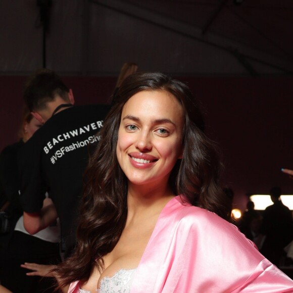 Irina Shayk (enceinte) - Les mannequins en séance de maquillage et de coiffure avant le défilé Victoria's Secret au Grand Palais à Paris, le 30 novembre 2016.30/11/2016 - Paris