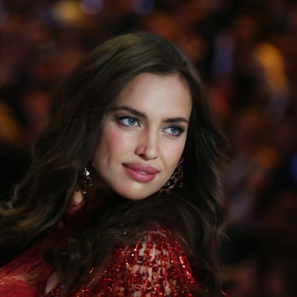 Irina Shayk (enceinte) au défilé "Victoria's Secret Paris 2016" au Grand Palais à Paris, le 30 novembre 2016. © Denis Guignebourg/Bestimage  Model on the catwalk at "Victoria's Secret Paris 2016" fashion show held at the Grand Palais in Paris. November 30th, 2016.30/11/2016 - Paris