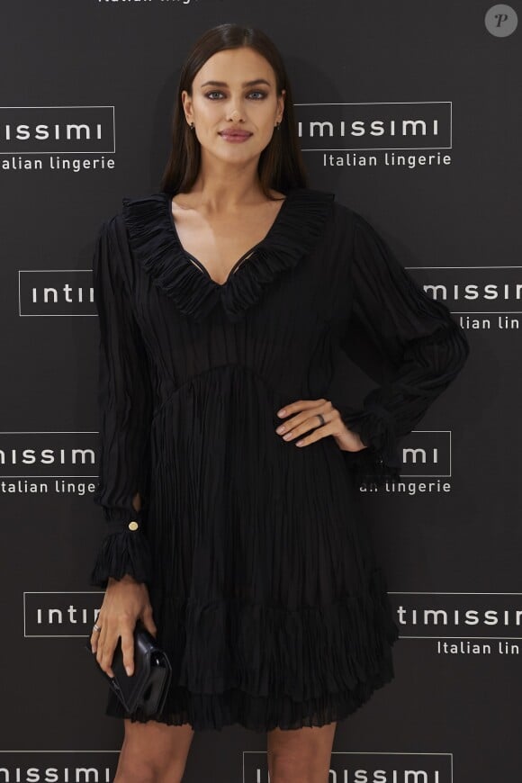 Irina Shayk fête le 20ème anniversaire de la marque Intimissimi au magasin Preciados à Madrid, le 17 novembre 2016.17/11/2016 - Madrid