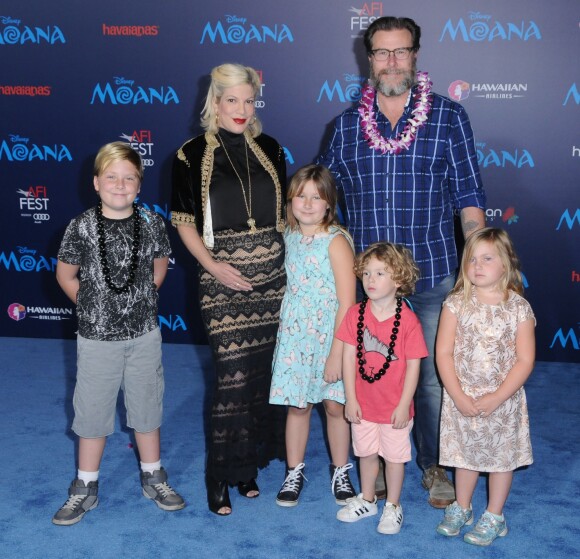 Tori Spelling enceinte avec son mari Dean McDermott et ses enfants Stella Doreen, Hattie Margaret, Liam Aaron et Finn Davey McDermott - Première du film "Moana" à Los Angeles le 14 novembre 2016