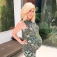 Tori Spelling, enceinte de son cinquième enfant, dévoile son gros baby bump à trois semaines de son accouchement (le 16 février 2017).