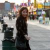 Lena Dunham et Travis Fimmel tournent une scène romantique pour un nouveau film dans le quartier de Brooklyn à New York, le 14 avril 2017
