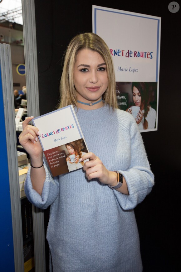 Exclusif - EnjoyPhoenix (Marie Lopez) dédicace son livre "Carnet de routes " à la foire du livre de Bruxelles, Belgique, le 10 mars 2017.