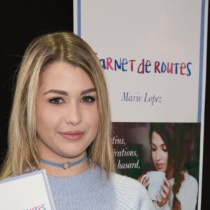 Exclusif - EnjoyPhoenix (Marie Lopez) dédicace son livre "Carnet de routes " à la foire du livre de Bruxelles, Belgique, le 10 mars 2017.