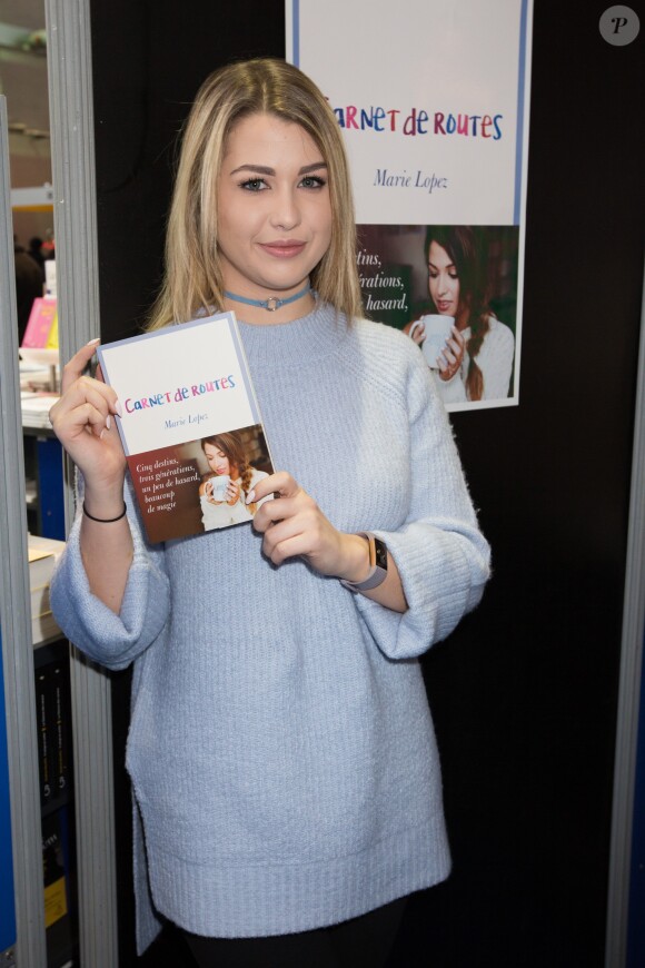 Exclusif - EnjoyPhoenix (Marie Lopez) dédicace son livre "Carnet de routes " à la foire du livre de Bruxelles, Belgique, le 10 mars 2017.