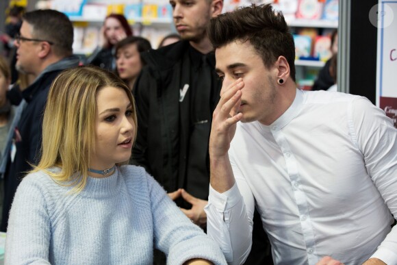 Exclusif - EnjoyPhoenix (Marie Lopez) dédicace son livre "Carnet de routes " à la foire du livre de Bruxelles, Belgique, le 10 mars 2017.